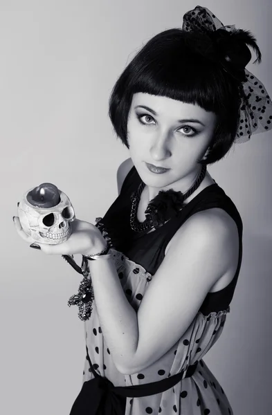 Gothic woman with a skull — Stock Photo, Image