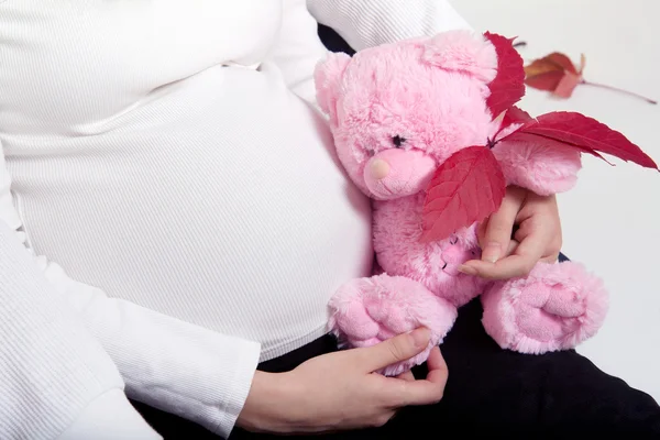 Femme enceinte avec un ours rose — Photo