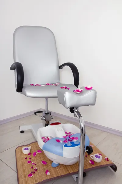 Armchair and bathtub in the pedicure cabinet — Stock Photo, Image