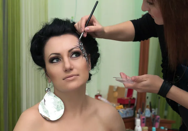 Schöne junge Frau mit Mode-Make-up — Stockfoto