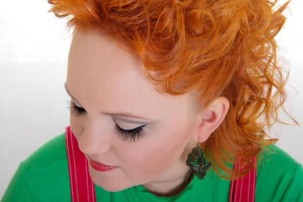 Молодая женщина с рыжими волосами и гламурным макияжем — стоковое фото