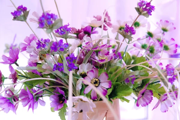 Fialové umělé květiny — Stock fotografie