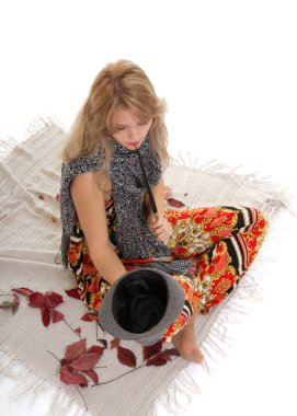 güzel bir kadın sanatçı yardım için soruyorum