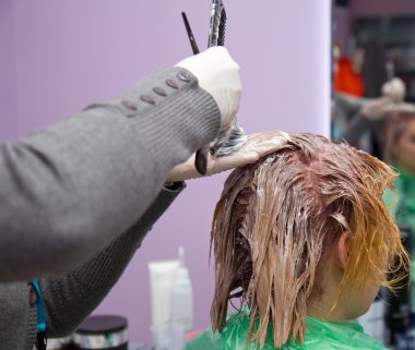 Şevval Özçelik Güzellik salonunda kadın saç renk uygulamak