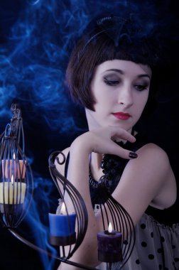 bir mum ile güzel cadı ve duman