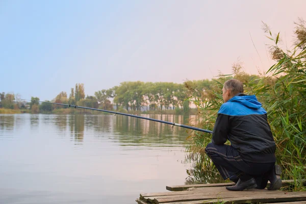 Hombre pescando en el lago — Foto de Stock