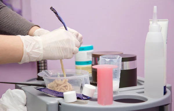 Hairdresser preparing peroxide for hair dyeing treatment — Stock Photo, Image