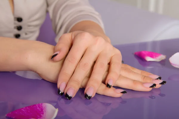 Mãos de mulher com manicure francês com cristais — Fotografia de Stock