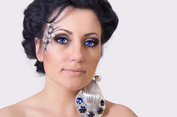 Ritratto di giovane bruna con trucco creativo — Foto Stock