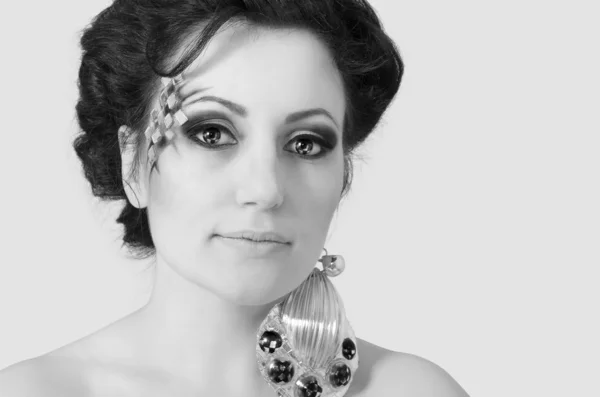 Giovane bruna con trucco creativo, monocromatico — Foto Stock