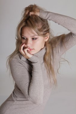 Klasik elbiseli genç ince kadın