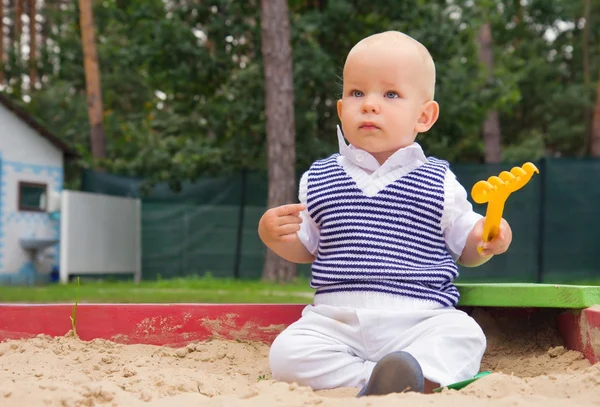 유아는 모래에서 재생 — 스톡 사진