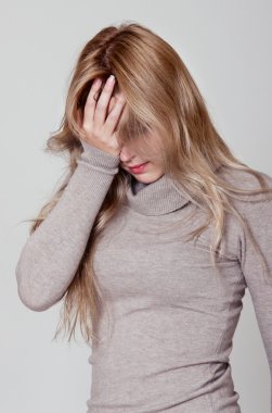 genç güzel iş kadını baş ağrısı ile