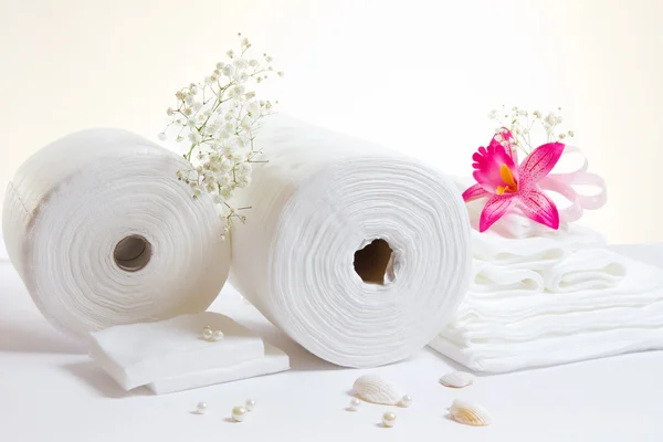 Spa accessories: white sheets and towels — Stock Photo, Image