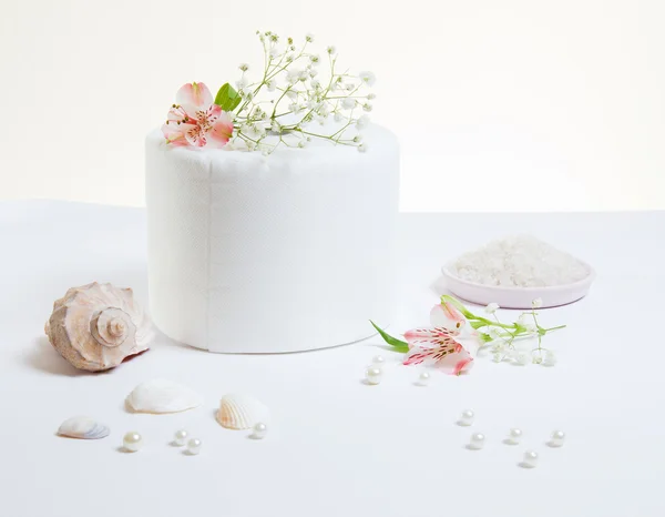 Pembe çiçekli toiled kağıt — Stok fotoğraf