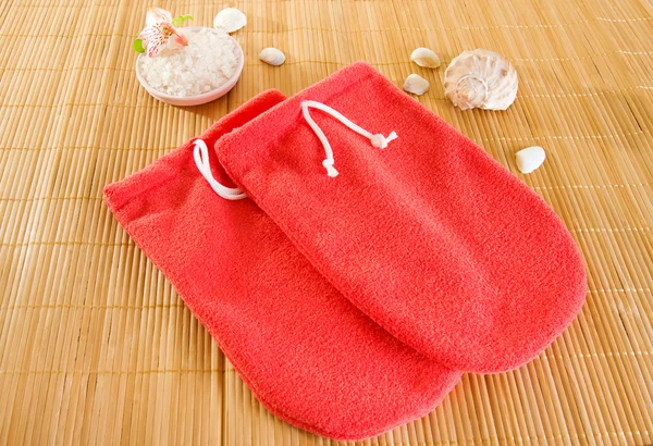 Röd microfiber spa vante — Stockfoto