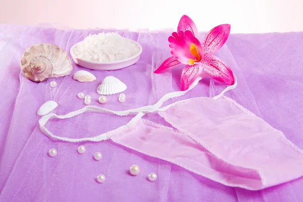 Femme violet spa culotte jetable pour l'épilation — Photo