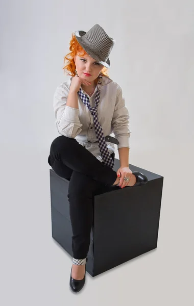 Jonge vrouw met rood haar — Stockfoto