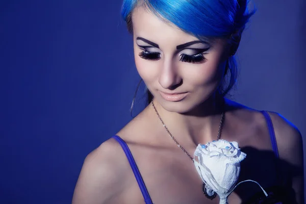 Ung gotiska kvinna med blått hår — Stockfoto
