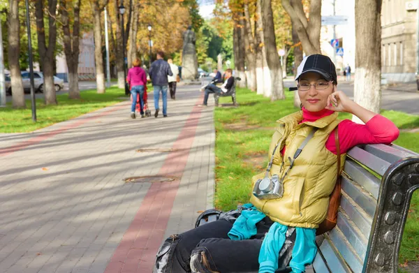 Bir bankta oturan güzel Asya turizm — Stok fotoğraf