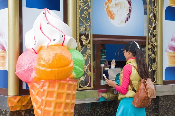 Woman buying ice cream — Stock Photo, Image