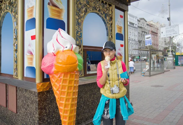 Jégkrémet evő nő — Stock Fotó