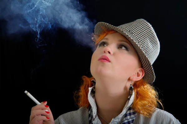 エレガントな女性の喫煙タバコ — ストック写真