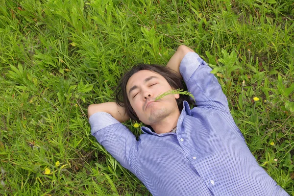 Homme d'affaires allongé sur l'herbe — Photo