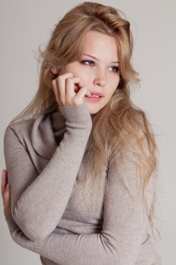 Güzel sarışın kadın.