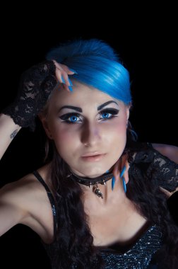 Gotik kadın mavi tüyleri ve manikür