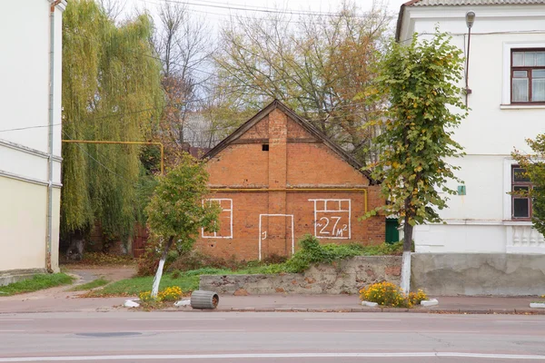 Wunderschönes Einfamilienhaus mit Backsteinzaun — Stockfoto © olenka