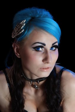 Gotik kadın mavi tüyleri ile