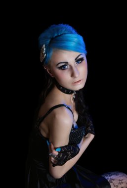 Gotik kadın mavi tüyleri ile