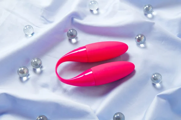 Beyaz bir arka plan üzerinde izole pembe sex toy