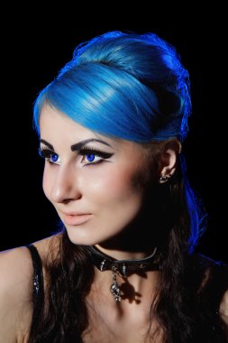 Mavi tüyleri olan güzel Gotik kadın
