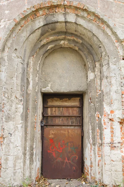 アーチ型の古い放棄されたドア — ストック写真