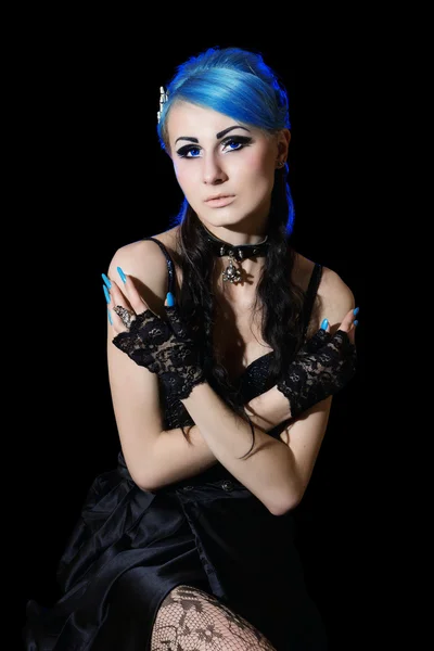Belle femme gothique aux cheveux bleus — Photo