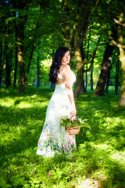 Romantisk kvinna i fairy forest — Stockfoto