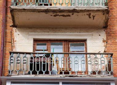 terk edilmiş balkon