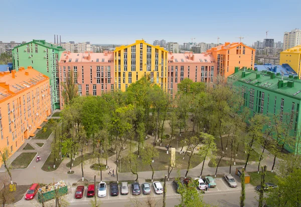 Вид с воздуха на красочные жилые здания — стоковое фото