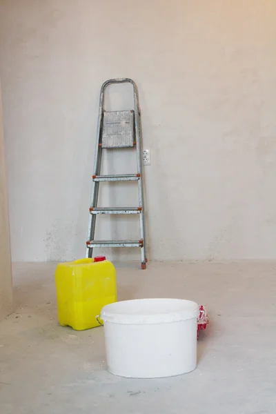 ホーム改善: 梯子、塗料缶 — ストック写真