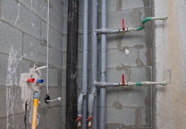 Borular ve banyoda su vanaları