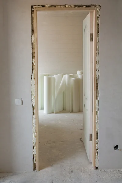 Einbau einer Tür — Stockfoto