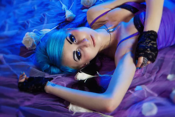 Mujer gótica con pelos azules con rosas — Foto de Stock