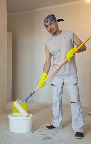 Mejora del hogar. Hombre joven pintura techo — Foto de Stock