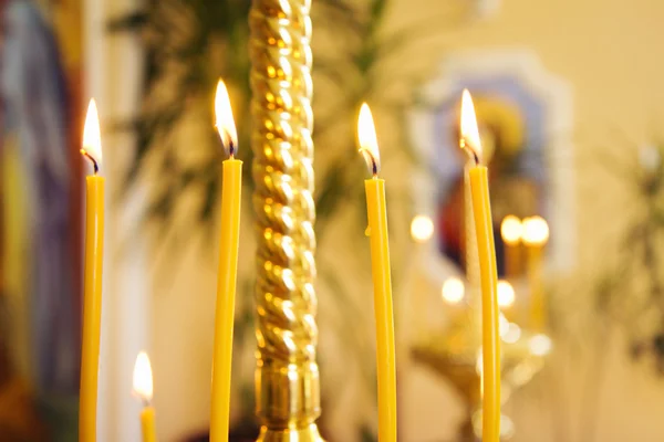 Osvětlení oheň svíčky v pravoslavné církvi — Stock fotografie