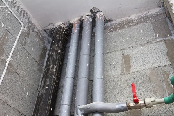 Borular ve wc içinde su vanaları