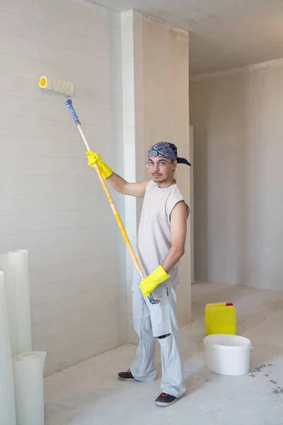Worker painting wallpaper — Stock Photo, Image