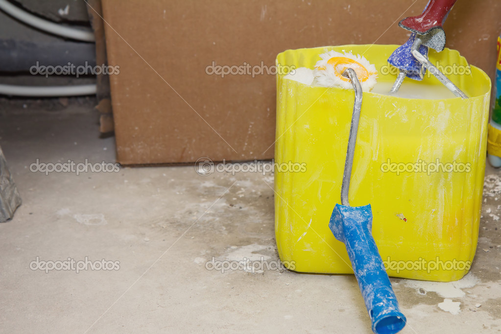 Painting roller in paint can Stock Photo by ©Eillen_1981 27951991