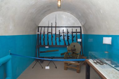 askeri sığınakta silahlar